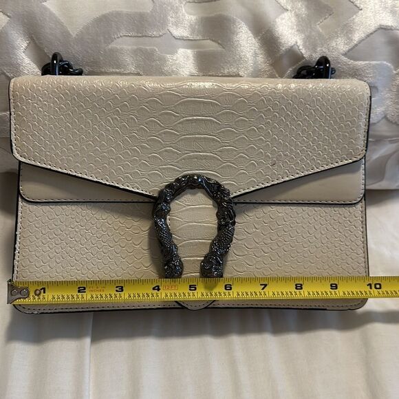 NWOT Beige Tiger Head Buckle Crossbody Bag in Beige with Black Buckle OS - Picture 5 of 14